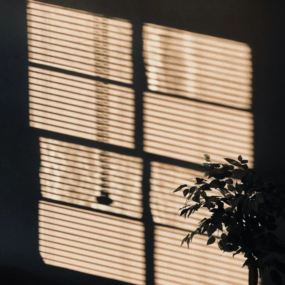 Mur beige, lumière chaude