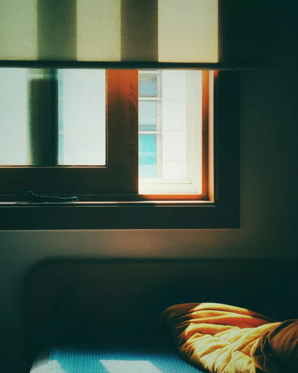 Lit sous la fenêtre