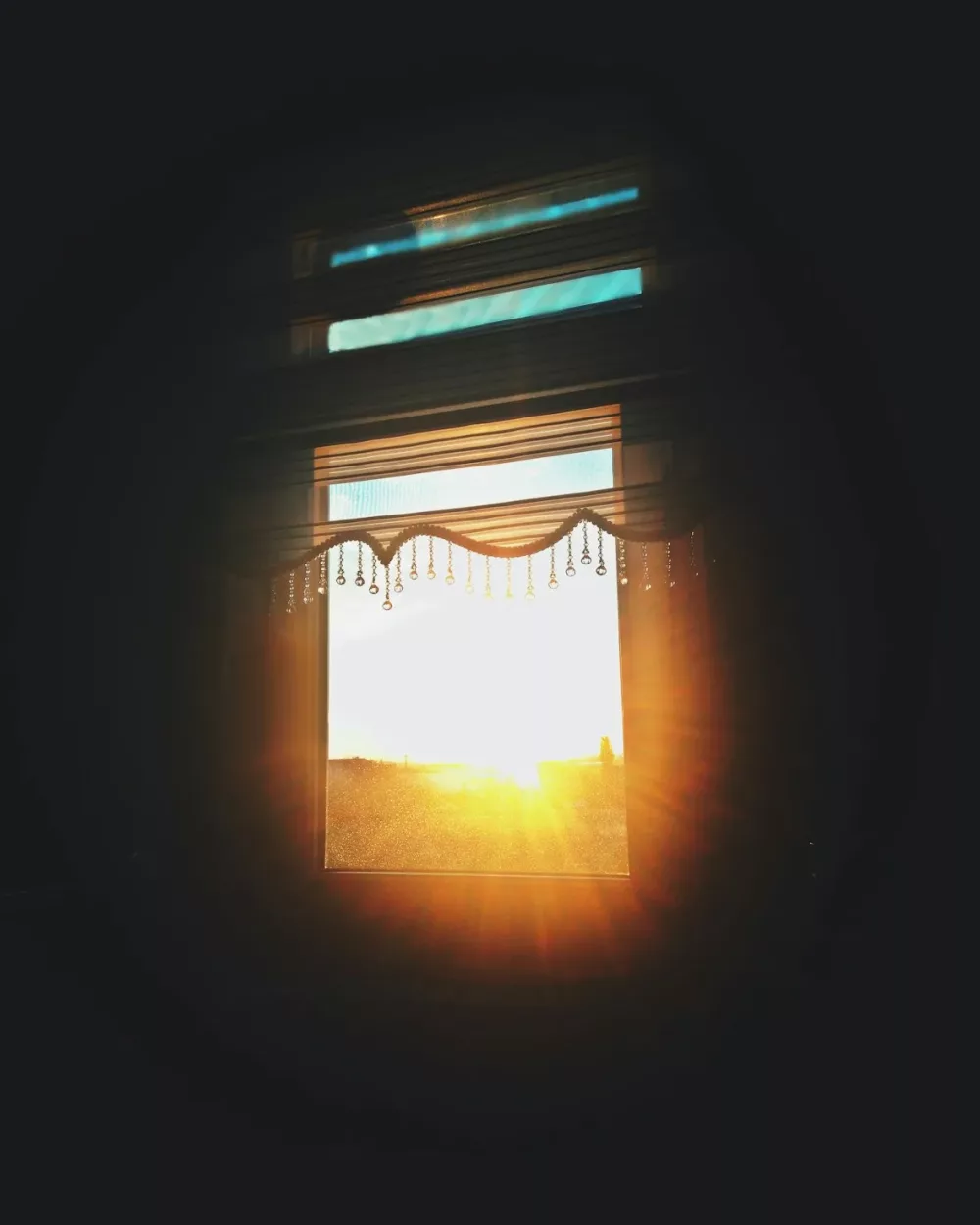 Rayons de soleil à travers les stores