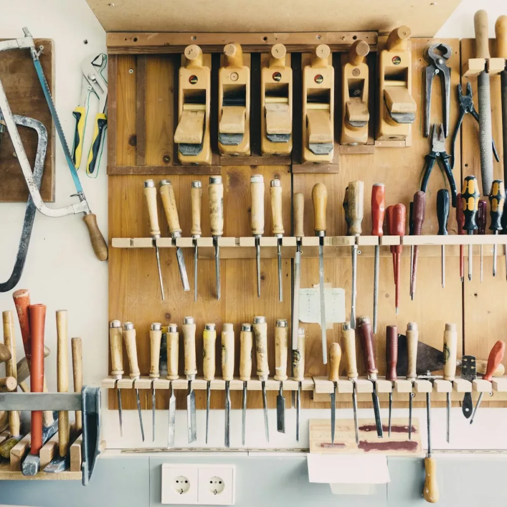 Outils à main sur un râtelier