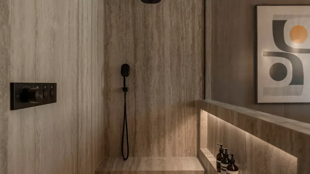 Salle de bains en pierre, lumière douce