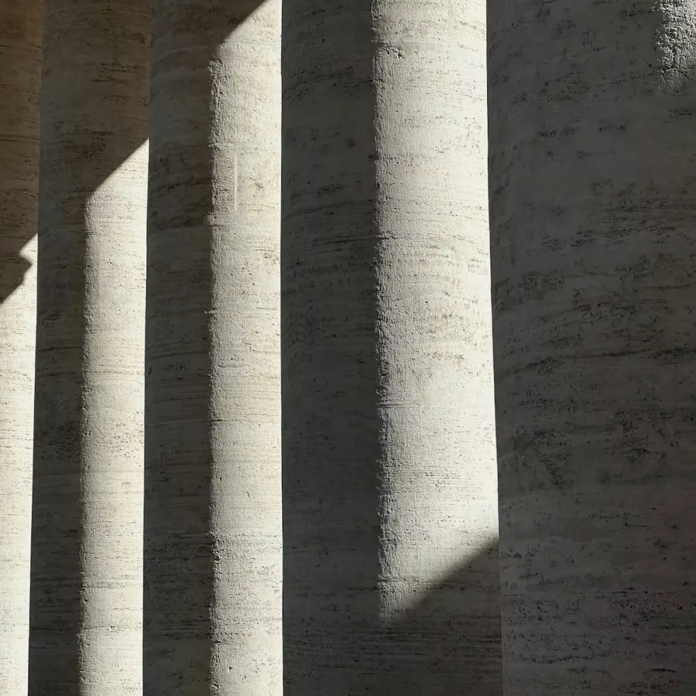 Colonnes de pierre, ombres