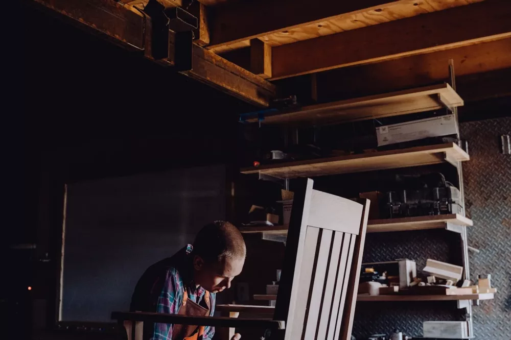 Artisan travaillant une chaise