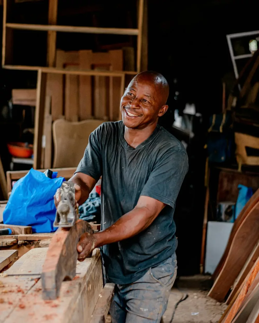 Artisan souriant au travail