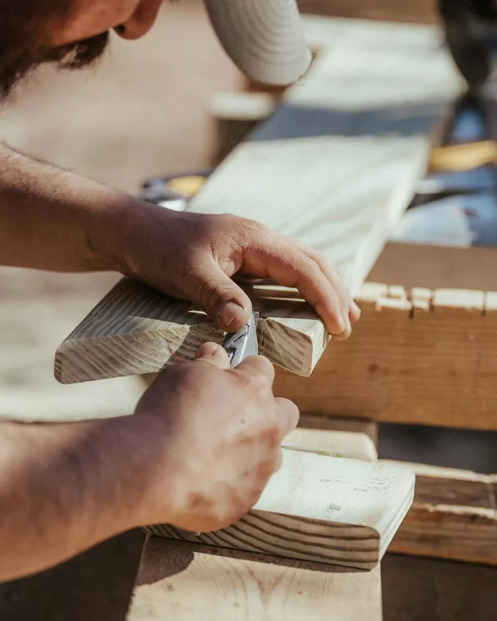 L'ébéniste façonne une pièce de bois